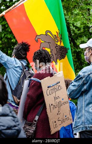 Quebec City, Kanada. 7. Juni 2020. Eine Frau, die ein Schild mit der Ethipia-Flagge auf der friedlichen Anti-Rassismus-Kundgebung in Quebec City trägt, Credit: Francois OZAN/Alamy Live News Stockfoto