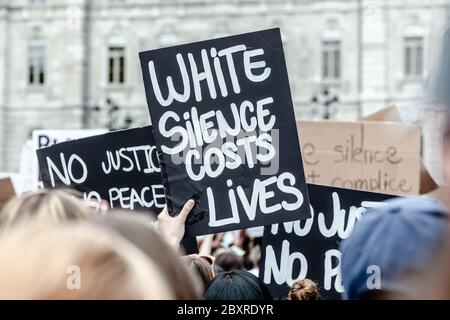 Quebec City, Kanada. 7. Juni 2020. Zeichen bei der friedlichen Anti-Rassismus-Kundgebung von Quebec City, Credit: Francois OZAN/Alamy Live News Stockfoto