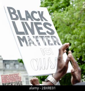 Quebec City, Kanada. 7. Juni 2020. unterschreiben Sie mit den Hads, die auf der friedlichen Anti-Rassismus-Kundgebung von Quebec City applaudieren, Credit: Francois OZAN/Alamy Live News Stockfoto