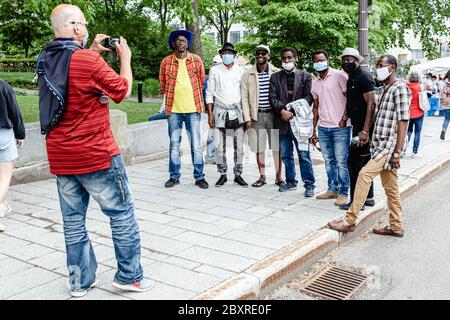 Quebec City, Kanada. 7. Juni 2020. Eine Gruppe schwarzer Menschen, die ein Foto machen, um an diesen Tag bei der friedlichen Anti-Rassismus-Kundgebung von Quebec City zu erinnern, Quelle: Francois OZAN/Alamy Live News Stockfoto