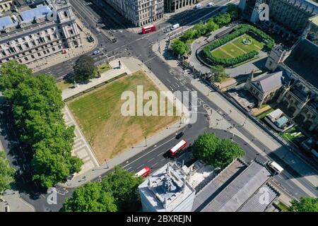 Eine Luftaufnahme des Parliament Square, London, mit der Sir Winston Churchill Statue in der oberen rechten Ecke an der Kreuzung mit der Great George Street, die zur Westminster Bridge und dem Supreme Court Gebäude führt (unten links). Stockfoto