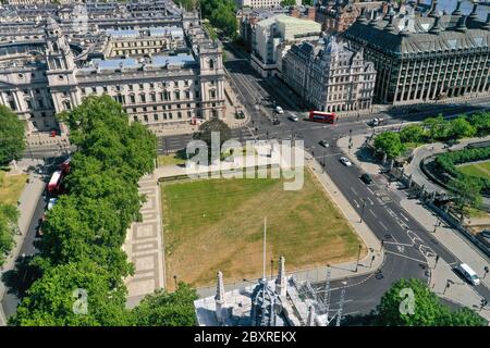 Eine Luftaufnahme des Parliament Square, London, mit der Sir Winston Churchill Statue in der oberen rechten Ecke an der Kreuzung mit der Great George Street, die zur Westminster Bridge und dem Supreme Court Gebäude führt (unten links). Stockfoto