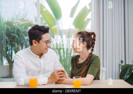Ein Paar trinkt gern Kaffee und lacht im Café Stockfoto