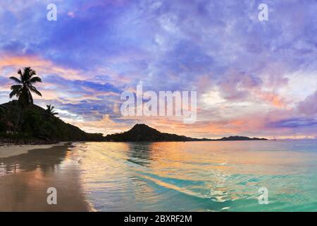 Tropischer Strand Cote d ' or bei Sonnenuntergang, Seychellen Stockfoto