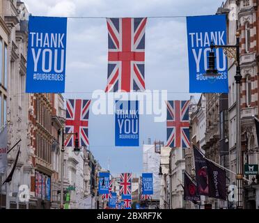 New Bond Street, London, Großbritannien, die berühmte Luxuseinkaufsstraße, fotografiert während der Coronavirus-Pandemie, mit Bannern, die dem NHS und den Schlüsselarbeitern danken Stockfoto