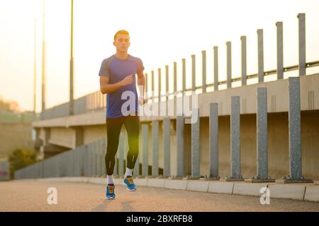 Junger Sportmann beim Sonnenuntergang. Gesunder Lebensstil und Active Sport Konzept. Stockfoto