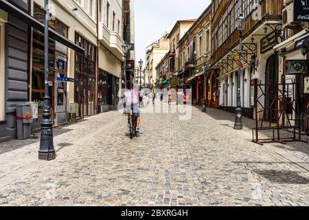 Ein Food Panda-Kurier für die Lebensmittelzustellung auf dem Fahrrad in der Altstadt von Bukarest, Rumänien, 2020. Lebensmittellieferungen durch Fahrradkuriere aufgrund eines Coronavirus-Ausbruchs Stockfoto