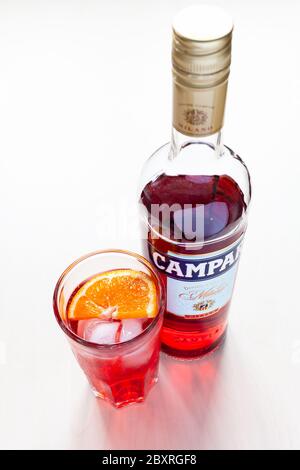 MOSKAU, RUSSLAND - 4. JUNI 2020: Glas von oben mit Cocktail und geschlossener Flasche Campari Bitter auf dem Tisch. Campari ist ein italienischer Alkohollikör belo Stockfoto