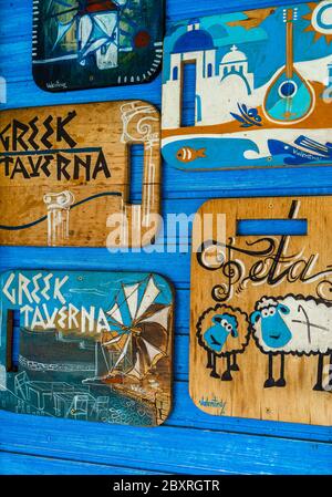 Handgefertigte Schneidebretter an einer Wand außerhalb einer griechischen Taverne in der Altstadt von Bukarest, Rumänien, 2020 Stockfoto