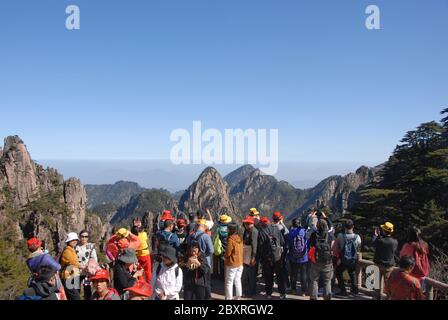 Berg Huangshan in der Provinz Anhui / China . Touristen bewundern die schöne Aussicht auf die Gipfel des Huangshan Berg am White Goose Ridge Stockfoto