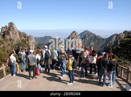 Berg Huangshan in der Provinz Anhui / China . Touristen bewundern die schöne Aussicht auf die Gipfel des Huangshan Berg am White Goose Ridge Stockfoto