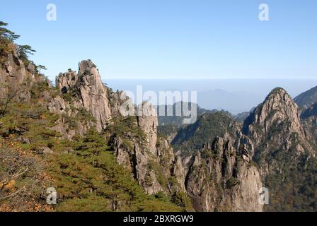 Berg Huangshan in der Provinz Anhui, China. Ein wunderschöner Panoramablick auf die Berge der felsigen Gipfel von Huangshan am White Goose Ridge Stockfoto
