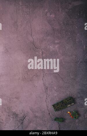 Flaches Lay einiger Motherboards vor einem rissigen Betonhintergrund mit viel Kopierplatz Stockfoto