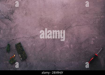 Flaches Einlegen einiger Mainboards und eines Schraubendrehers auf einem gesprungenen Betonhintergrund mit viel Kopierplatz Stockfoto