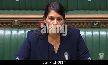 Innenminister Priti Patel gibt eine Erklärung vor Abgeordneten im Unterhaus in London ab, nachdem am Wochenende die Proteste von Black Lives Matter in ganz Großbritannien stattfanden. Stockfoto