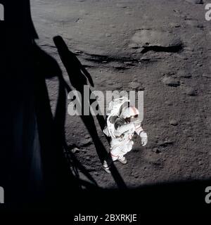 AS14-66-9230 - Apollo 14 - Apollo 14 Missionsbild - Astronaut Alan B. Shepard, Jr., Kommandant, hält seinen rechten Handschuh über seinem Helmvisier, als ob er seine Augen vor der strahlenden Sonne beschatten würde.; Umfang und Inhalt: Die Originaldatenbank beschreibt dies als: Beschreibung: Astronaut Alan B. Shepard, Jr., Kommandant, hält seinen rechten Handschuh über sein Helmvisier, als ob er seine Augen vor der strahlenden Sonne beschatten würde.Dieses Foto wurde von Astronaut Edgar D. Mitchell, Mondlandepilot, durch das Fenster des Mondlandemoduls (LM) aufgenommen. Shepard und Mitchell stiegen in der LM ab, um den Mond zu erkunden, während Astronaut Stuart A. Ro Stockfoto