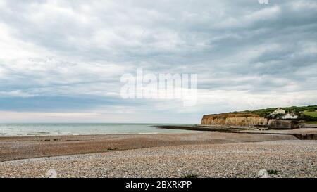 Cuckmere Haven, East Sussex. Die weißen Kreidefelsen der South Downs und Kiesstrand in der Nähe Seven Sisters Country Park an der Südküste von England. Stockfoto