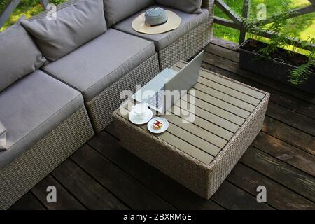 Gartenmöbel Lounge-Gruppe mit Stühlen, Sofa und Tisch in einer Terrasse. Sitzgelegenheiten auf dem Balkon, ist ein Erholungsort Stockfoto