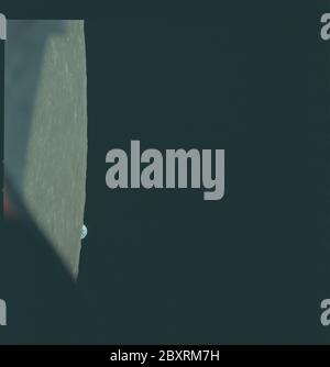 AS08-14-2389 - Apollo 8 - Apollo 8 Missionsbild, Mondoberfläche von der Raumsonde, Erde am Horizont; Umfang und Inhalt: Die Originaldatenbank beschreibt dies als: Beschreibung: Apollo 8,Mond, Nearöstlich von Humboldt. Die hoch schräge Ansicht der Mondoberfläche zeigt die Erde, die über dem Mondhorizont aufsteigt und von Westen nach Südwesten schaut, wie sie von der Apollo 8-Sonde aufgenommen wurde, während sie den Mond umkreiste. Die Mitte des Bildes befindet sich bei etwa 105 Grad östlicher Länge und 13 Grad südlicher Breite. Breite 13 Grad Süd, Länge 105 Grad Ost. Kamera-Neigungsmodus: Hoch Schräg. Richtung: Wir Stockfoto