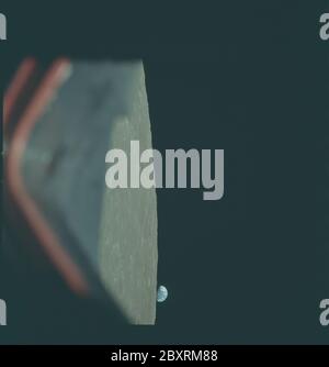 AS08-14-2393 - Apollo 8 - Apollo 8 Missionsbild, Mondoberfläche von der Raumsonde, Erde am Horizont; Umfang und Inhalt: Die Originaldatenbank beschreibt dies als: Beschreibung: Apollo 8,Mond,Nearöstlich von Humboldt. Hoch-schräge Ansicht der Mondoberfläche, die die Erde zeigt, die über dem Mondhorizont aufsteigt, und von Westen nach Südwesten schaut, wie von der Apollo 8 Raumsonde fotografiert, während sie den Mond umkreiste. Die Mitte des Bildes befindet sich bei etwa 105 Grad östlicher Länge und 13 Grad südlicher Breite. Breite 13 Grad Süd, Länge 105 Grad Ost. Kamera-Neigungsmodus: Hoch Schräg. Richtung Westen Stockfoto