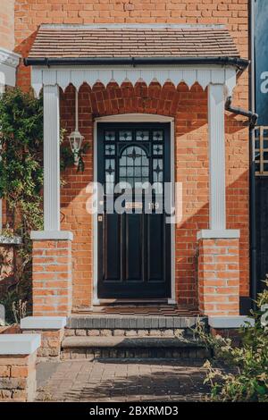 London, Großbritannien - 30. Mai 2020: Eingang eines traditionellen edwardianischen Hauses in London, selektiver Fokus. Edwardianische Häuser fördern einfaches Design und eine appreci Stockfoto