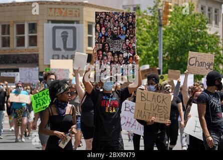 Hunderte von Demonstranten kamen am 7. Juni 2020 wegen eines Protestes des "Circle of Peace" der Black Lives Matter am Center Square in Easton, Pennsylvania, an den Tag. Stockfoto