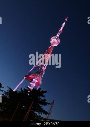 Tbilisi Fernsehturm auf dem Berg Mtasminda. Stockfoto