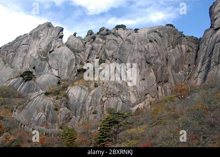 Berg Huangshan in der Provinz Anhui, China. Blick auf die schmale Klippe zwischen Turtle Peak und Lotus Peak mit Spaziergängern auf den steilen Pfaden von Huangshan Stockfoto