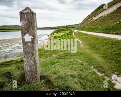 Fußweg auf den South Downs, England. Eine Markierung, die Wanderern Anweisungen für den South Downs Way an der Sussex-Küste von England gibt. Stockfoto