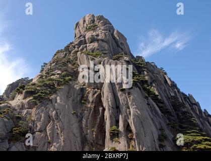 Berg Huangshan in der Provinz Anhui, China. Der Gipfel des Lotus Peak, der höchste Punkt von Huangshan. Landschaftlich schöne Aussicht auf die Klippen, Pinien und Weg Stockfoto