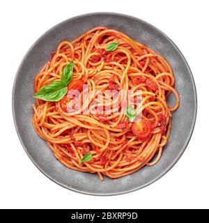 Tomatenspaghetti in grauer Schale auf weißem Hintergrund isoliert. Tomatensauce Pasta ist klassische italienische Küche Gericht. Beliebte italienische Küche. Draufsicht Stockfoto