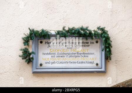 INNSBRUCK, ÖSTERREICH - 11. MAI 2013: Die Plaquette in der Wand des Hotels Weisses Kreuz in Innsbruck Österreich. Nach dem Text der junge Wolfgang Stockfoto