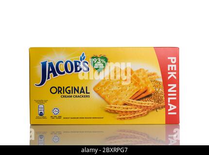 Kuching, Sarawak / Malaysia - 10. Mai 2020: halal Cremecracker von jacobs auf weißem Hintergrund. Stockfoto