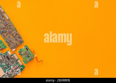 Flaches Layout einiger Mainboards vor gelbem Hintergrund mit viel Kopierplatz Stockfoto