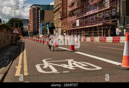 In Glasgow wurden neue Pop-up-Radwege geschaffen, um das Pendeln mit dem Fahrrad zu fördern. Stockfoto