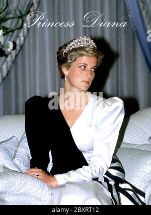 Ihre Königliche Hoheit Prinzessin Diana, Prinzessin von Wales, kommt während ihrer Königstour durch Sau zum Abendessen mit König Fahd im Kronprinzenpalast in Riad an Stockfoto