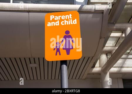 Eltern und Kinder melden sich in einem Parkhaus in einem Einkaufszentrum an Stockfoto