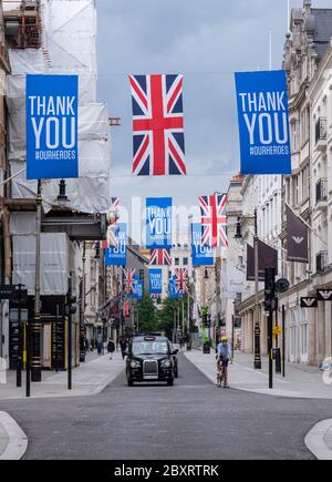 New Bond Street, London, Großbritannien, die berühmte Luxuseinkaufsstraße, fotografiert während der Coronavirus-Pandemie, mit Bannern, die dem NHS und den Schlüsselarbeitern danken Stockfoto