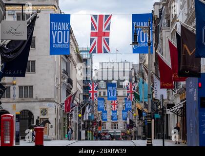 New Bond Street, London, Großbritannien, die berühmte Luxuseinkaufsstraße, fotografiert während der Coronavirus-Pandemie, mit Bannern, die dem NHS und den Schlüsselarbeitern danken Stockfoto