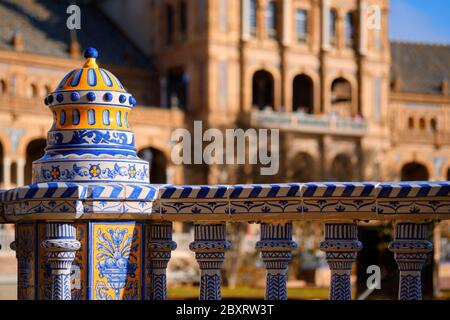 Nahaufnahme Ansicht Keramik geflieste Geländer blau weiß Farbe architektonische Details der Plaza de Espana. Das wichtigste Wahrzeichen der Stadt Sevilla. Andalusien. Spanien Stockfoto