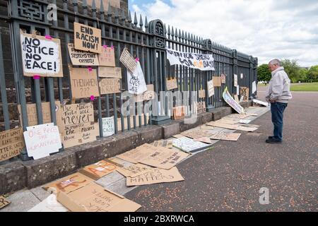 Glasgow, Schottland, Großbritannien. Juni 2020. Ein Mann, der die Schilder liest, die nach der gestrigen Black Lives Matter-Kundgebung in Glasgow Green an den Geländern befestigt sind, protestiert gegen den Tod von George Floyd, der am 25. Mai in Minneapolis, Minnesota, USA, in Polizeigewahrsam starb. Kredit: Skully/Alamy Live News Stockfoto