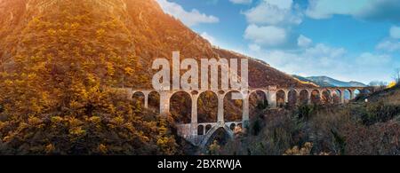 Malerisches Panoramabild gewölbte alte Brücke in Französisch Pyrenäen und felsigen Bergkette Blick, blau bewölkten Himmel, sonnigen Tag. Europa Stockfoto