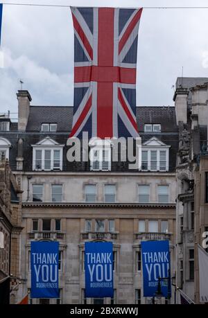 New Bond Street, London, Großbritannien, die berühmte Luxuseinkaufsstraße, fotografiert während der Coronavirus-Pandemie, mit Bannern, die dem NHS und den Schlüsselarbeitern danken Stockfoto