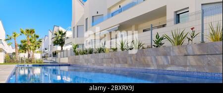 Torrevieja, Spanien - 2. Juni 2020: Banneransicht Moderne Wohnanlage mit Schwimmbad. Konzept der Wohnung gemietet Sommerferien, neues Zuhause Stockfoto