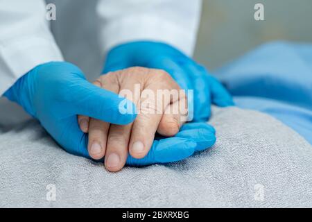 Arzt halten Sie den Asiatischen Senior oder ältere alte Dame Frau Patienten mit Liebe, Pflege, Unterstützung, Förderung und Einfühlungsvermögen an der Krankenpflege Krankenhaus Stockfoto