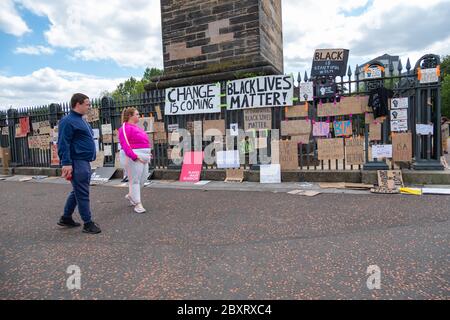 Glasgow, Schottland, Großbritannien. Juni 2020. Menschen lesen die Zeichen, die an den Geländern nach der gestrigen Black Lives Matter-Kundgebung in Glasgow Green befestigt sind, protestieren gegen den Tod von George Floyd, der am 25. Mai in Minneapolis, Minnesota, USA in Polizeigewahrsam starb. Kredit: Skully/Alamy Live News Stockfoto