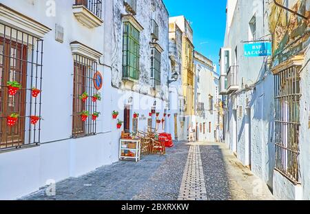 ARCOS, SPANIEN - 23. SEPTEMBER 2019: Die leere Morgenstraße, Cafés und Bars werden eröffnet und die Besitzer stellen die Tische und Stühle draußen, am 23. September Stockfoto