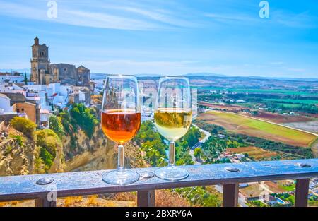 Genießen Sie ein Glas Sherry Wein mit Blick auf die mittelalterliche weiße Stadt (Pueblo Blanco) von Arcos, auf der Klippe gelegen und berühmt für seine einzigartige medieva Stockfoto