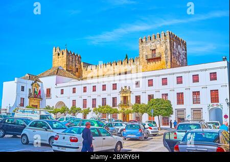 ARCOS, SPANIEN - 23. SEPTEMBER 2019: Der Platz Plaza del Cabildo öffnet den Blick auf die mittelalterliche Herzogsburg (castillo) mit hohen Steintürmen, Wall Stockfoto