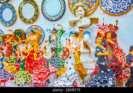 Die Theke des Handwerks mit Fayence Statuetten der Flamenco-Tänzer in bunten Kleidung mit Fans und Rosen in den Haaren, Arcos, Spanien Stockfoto